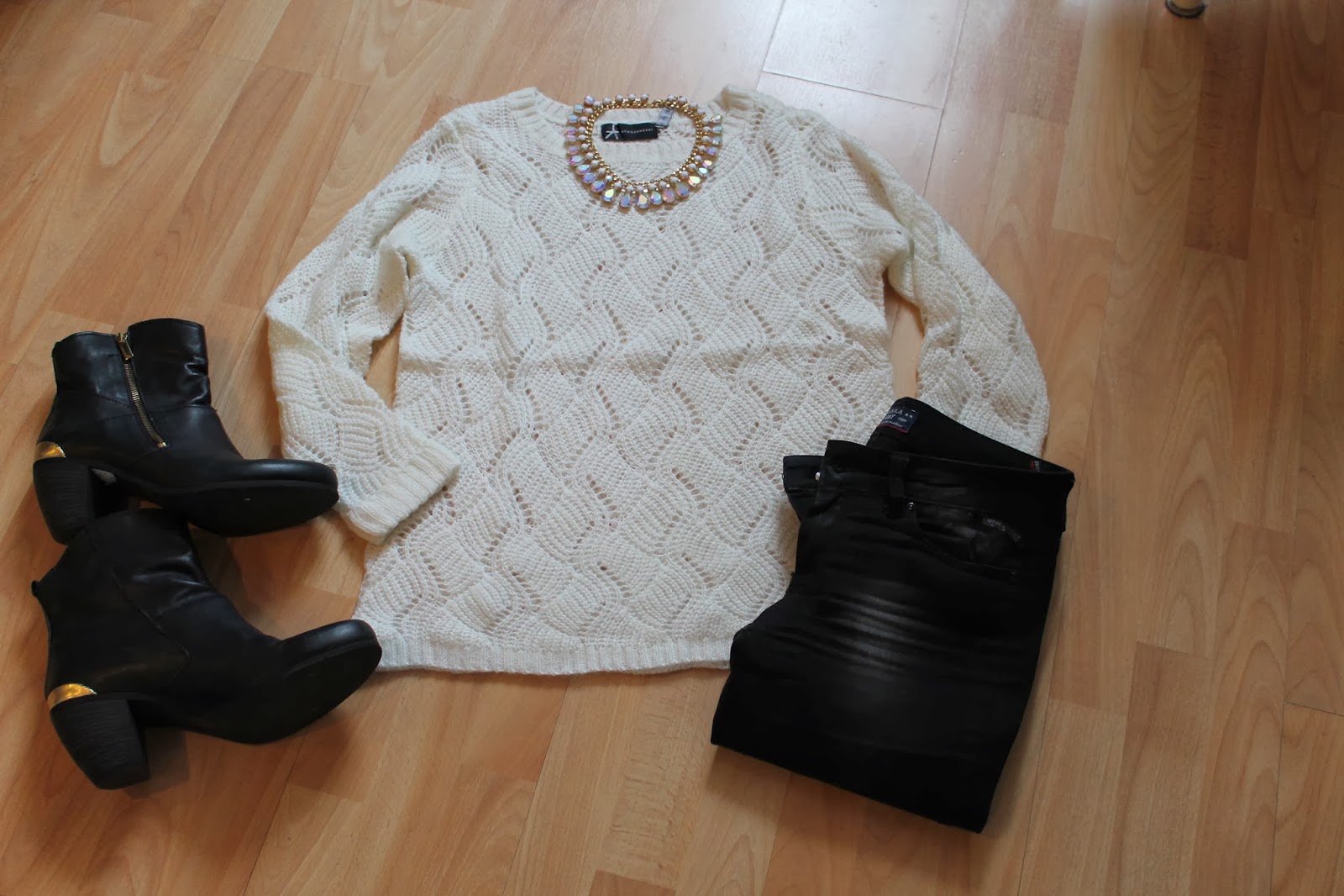 Outfit of the Day | White sweater & a shinny necklace