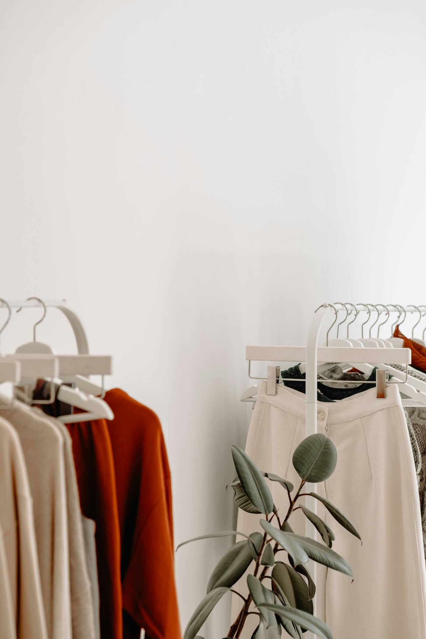 Minimalistische mode: 10 merken die echt duurzaam produceren