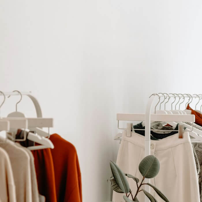 Minimalistische mode: 10 merken die echt duurzaam produceren